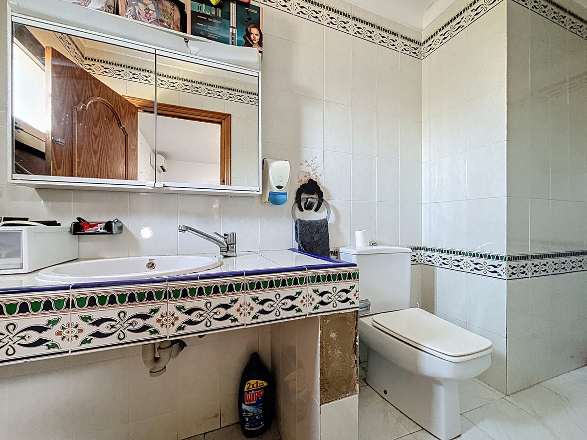 5 Bed Townhouse for sale in Almayate Costa Del Sol East, Málaga, Spain