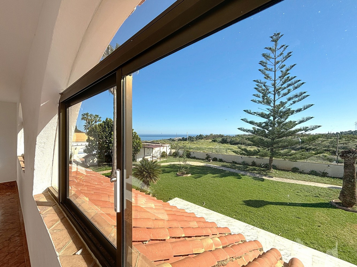5 Bed Townhouse for sale in Almayate Costa Del Sol East, Málaga, Spain