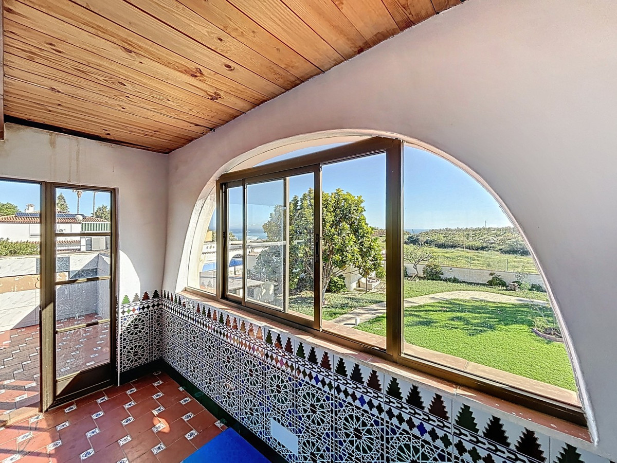 5 Bed Townhouse for sale in Almayate Costa Del Sol East, Málaga, Spain