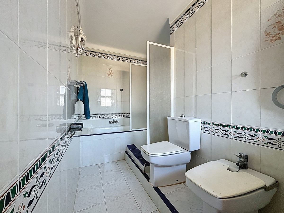 5 Bed Townhouse for sale in Almayate Costa Del Sol East, Málaga, Spain