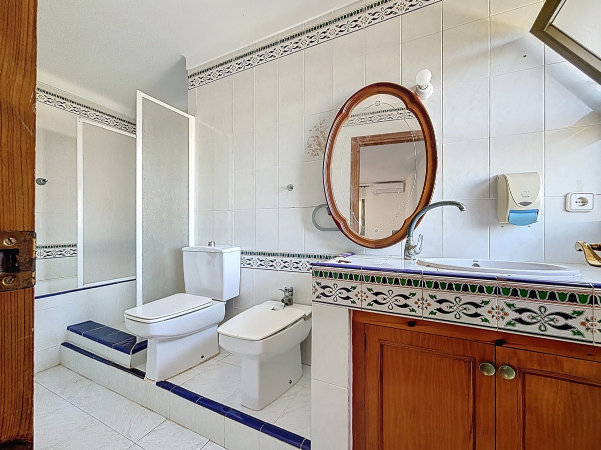 5 Bed Townhouse for sale in Almayate Costa Del Sol East, Málaga, Spain