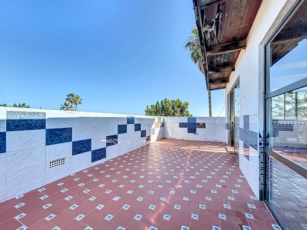 5 Bed Townhouse for sale in Almayate Costa Del Sol East, Málaga, Spain