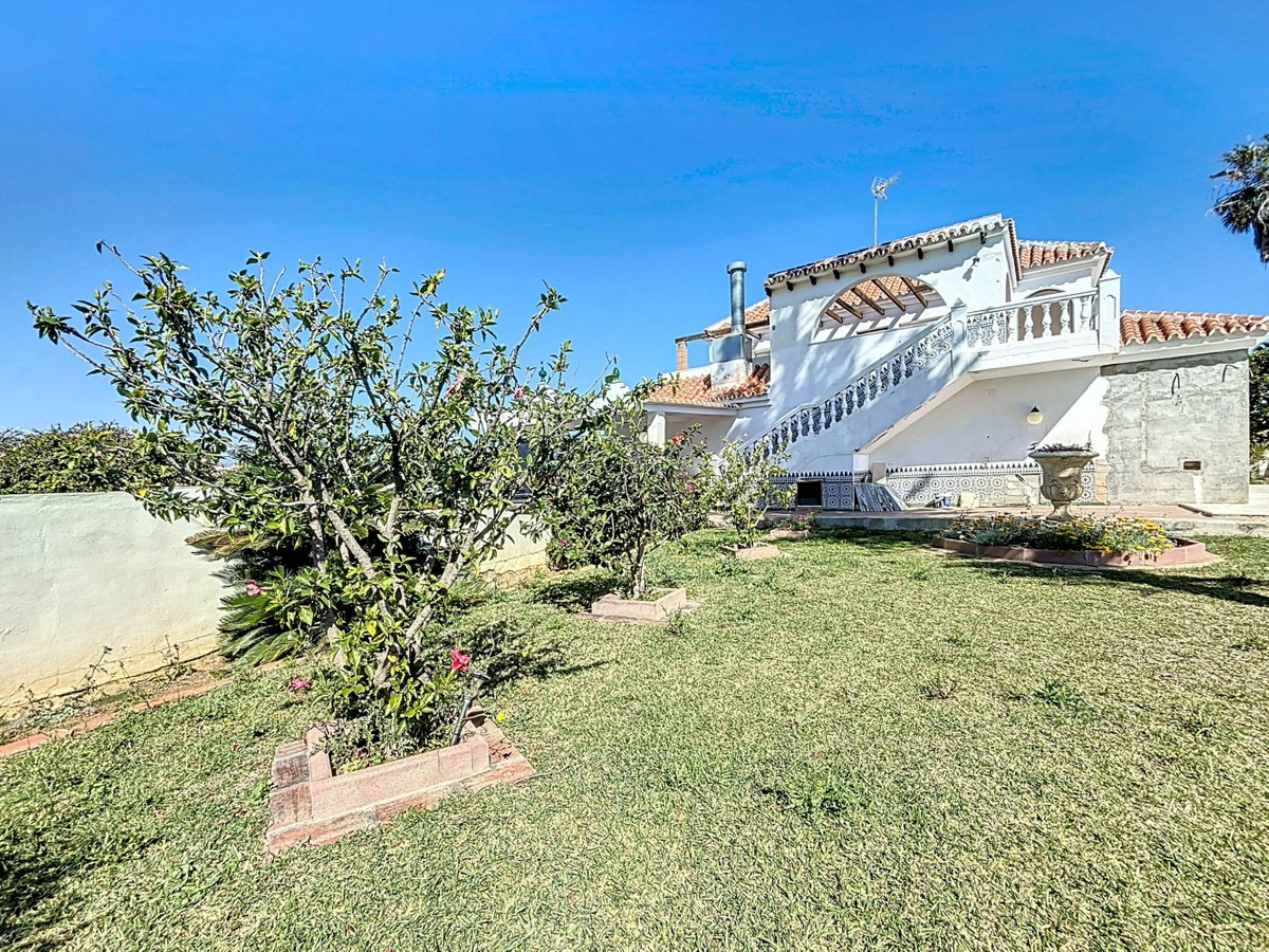 5 Bed Townhouse for sale in Almayate Costa Del Sol East, Málaga, Spain