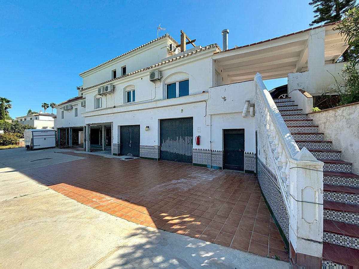 5 Bed Townhouse for sale in Almayate Costa Del Sol East, Málaga, Spain