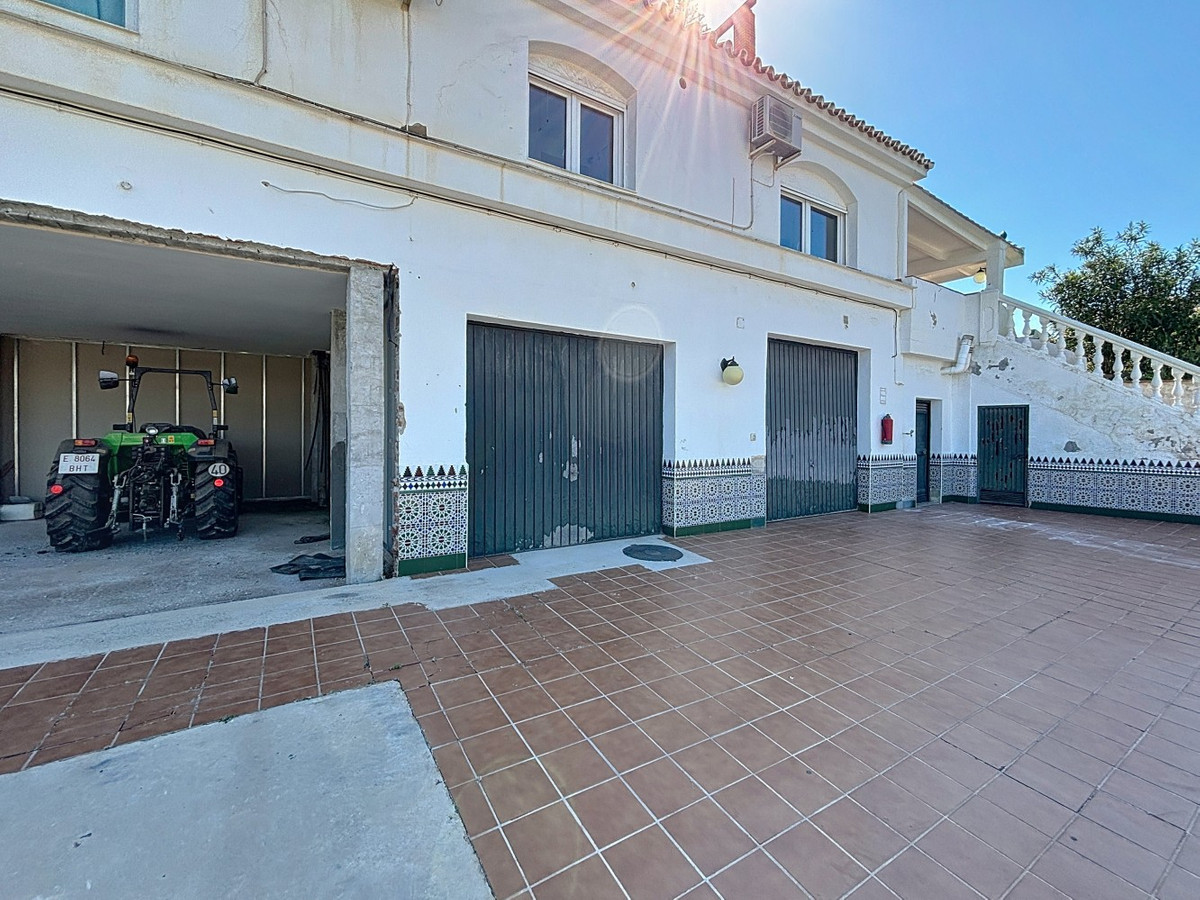 5 Bed Townhouse for sale in Almayate Costa Del Sol East, Málaga, Spain