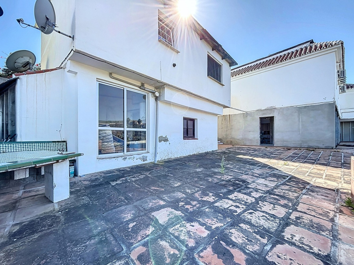 5 Bed Townhouse for sale in Almayate Costa Del Sol East, Málaga, Spain