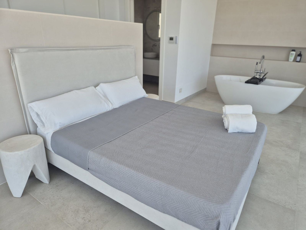 Se vende Villa - Chalet de 4 dormitorios en Costa Del Sol, Cadiz, España