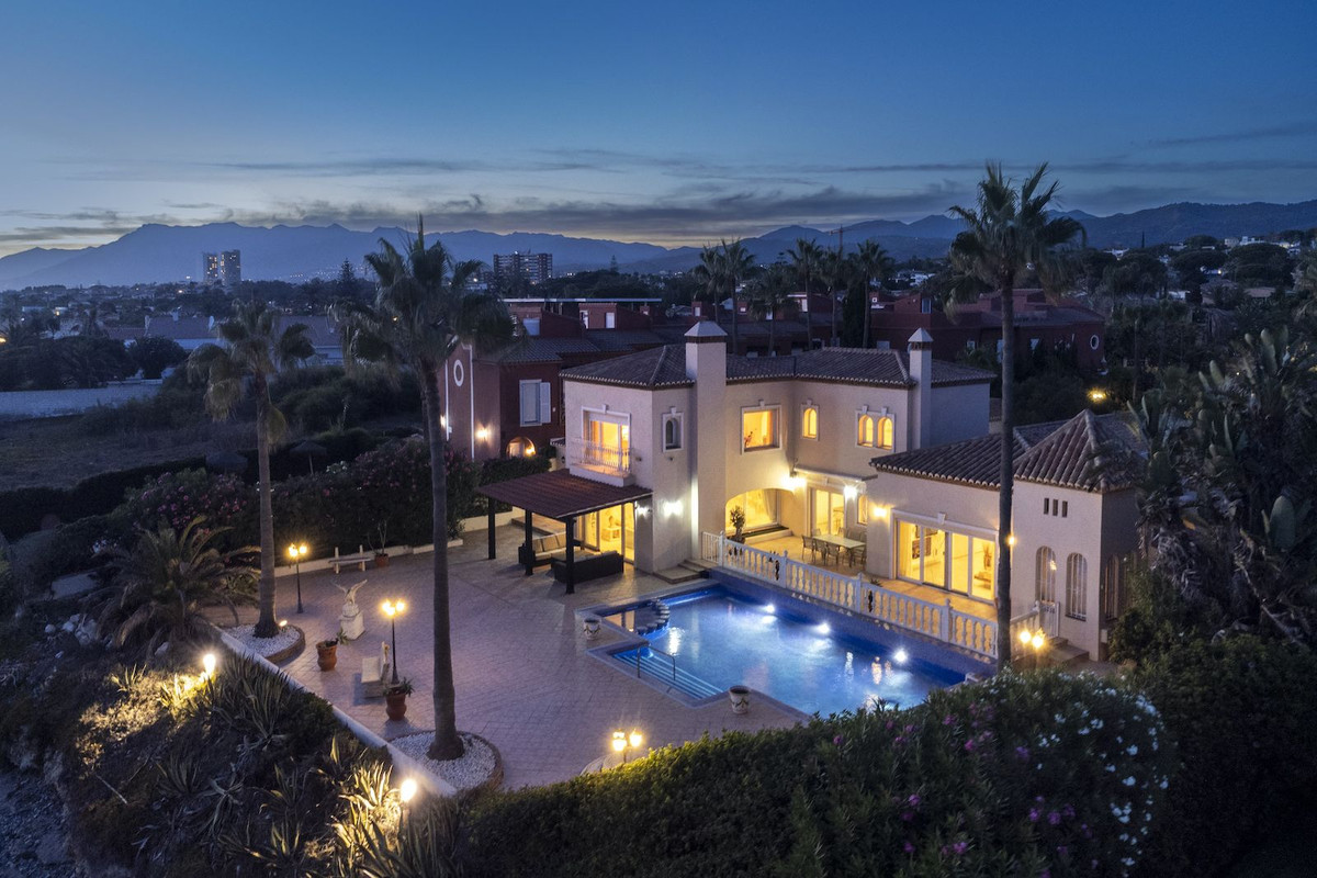 Se vende Villa - Chalet de 5 dormitorios en Costa Del Sol, Málaga, España