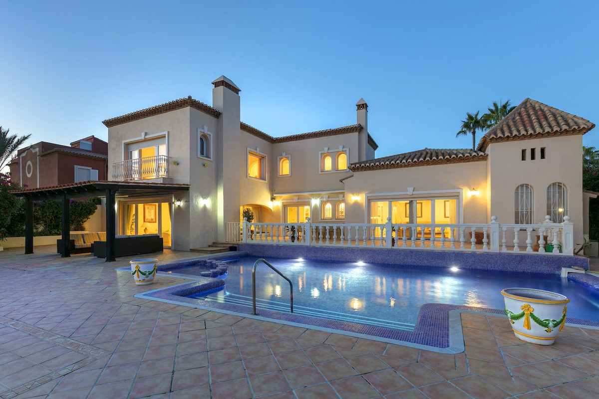 Se vende Villa - Chalet de 5 dormitorios en Costa Del Sol, Málaga, España