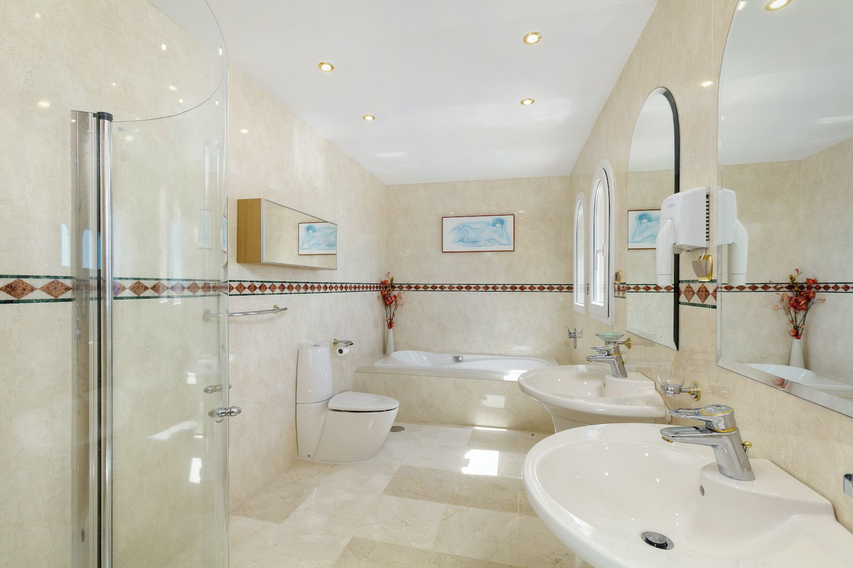 Se vende Villa - Chalet de 5 dormitorios en Costa Del Sol, Málaga, España