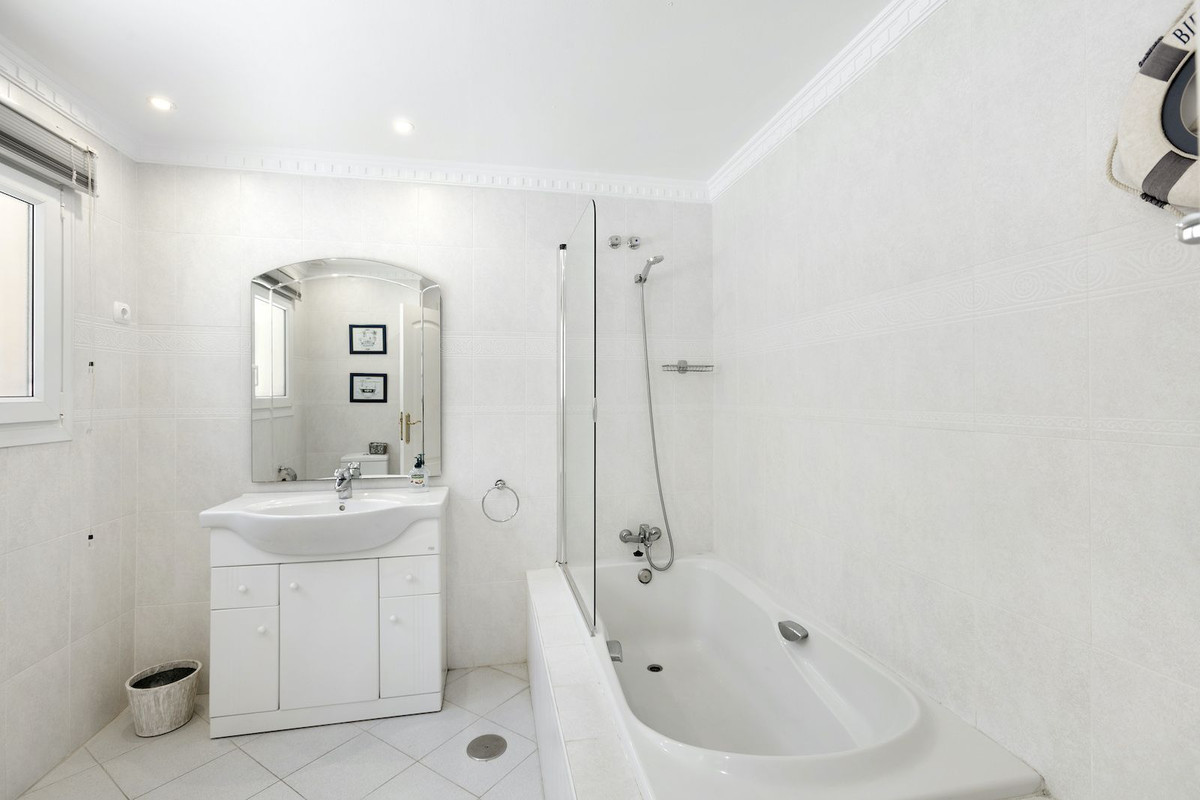 Se vende Villa - Chalet de 5 dormitorios en Costa Del Sol, Málaga, España