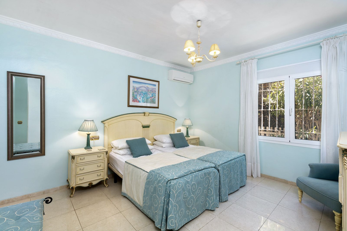 Se vende Villa - Chalet de 5 dormitorios en Costa Del Sol, Málaga, España