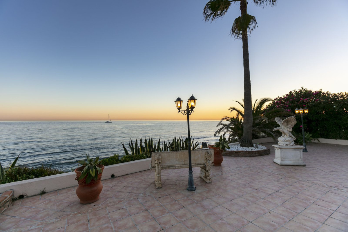 Se vende Villa - Chalet de 5 dormitorios en Costa Del Sol, Málaga, España