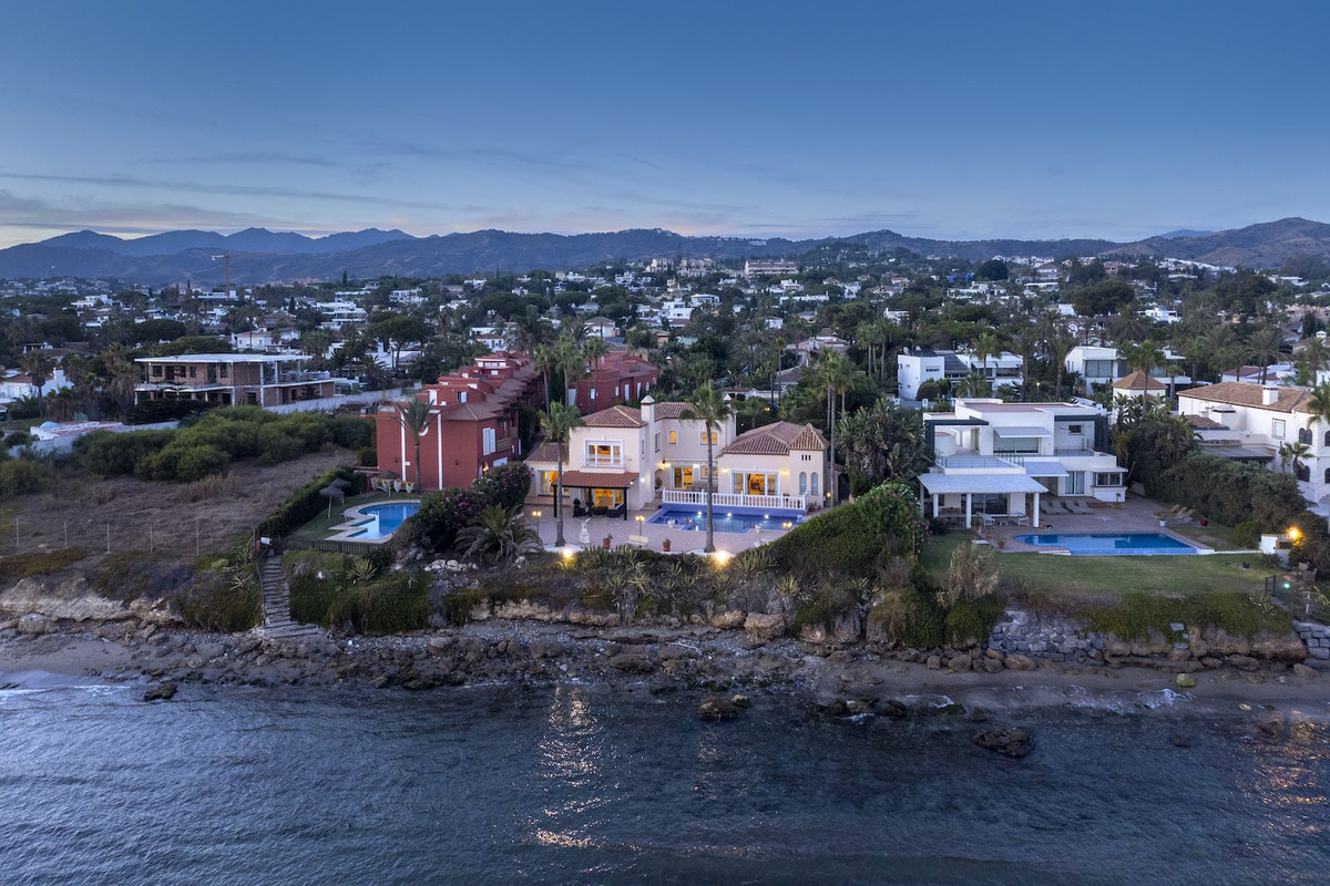 Se vende Villa - Chalet de 5 dormitorios en Costa Del Sol, Málaga, España