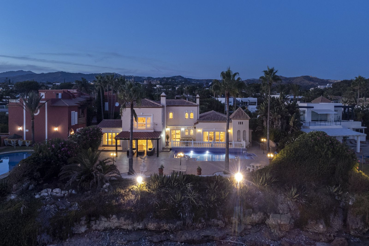 Se vende Villa - Chalet de 5 dormitorios en Costa Del Sol, Málaga, España