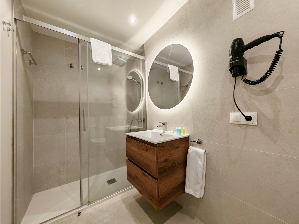 2 Bed Apartment for sale in Benahavís Costa Del Sol, Málaga, Spain