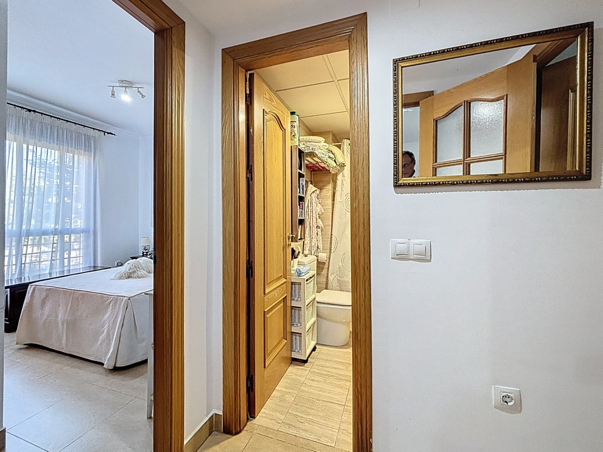 Se vende Apartamento Planta Media de 2 dormitorios en Costa Del Sol East, Málaga, España