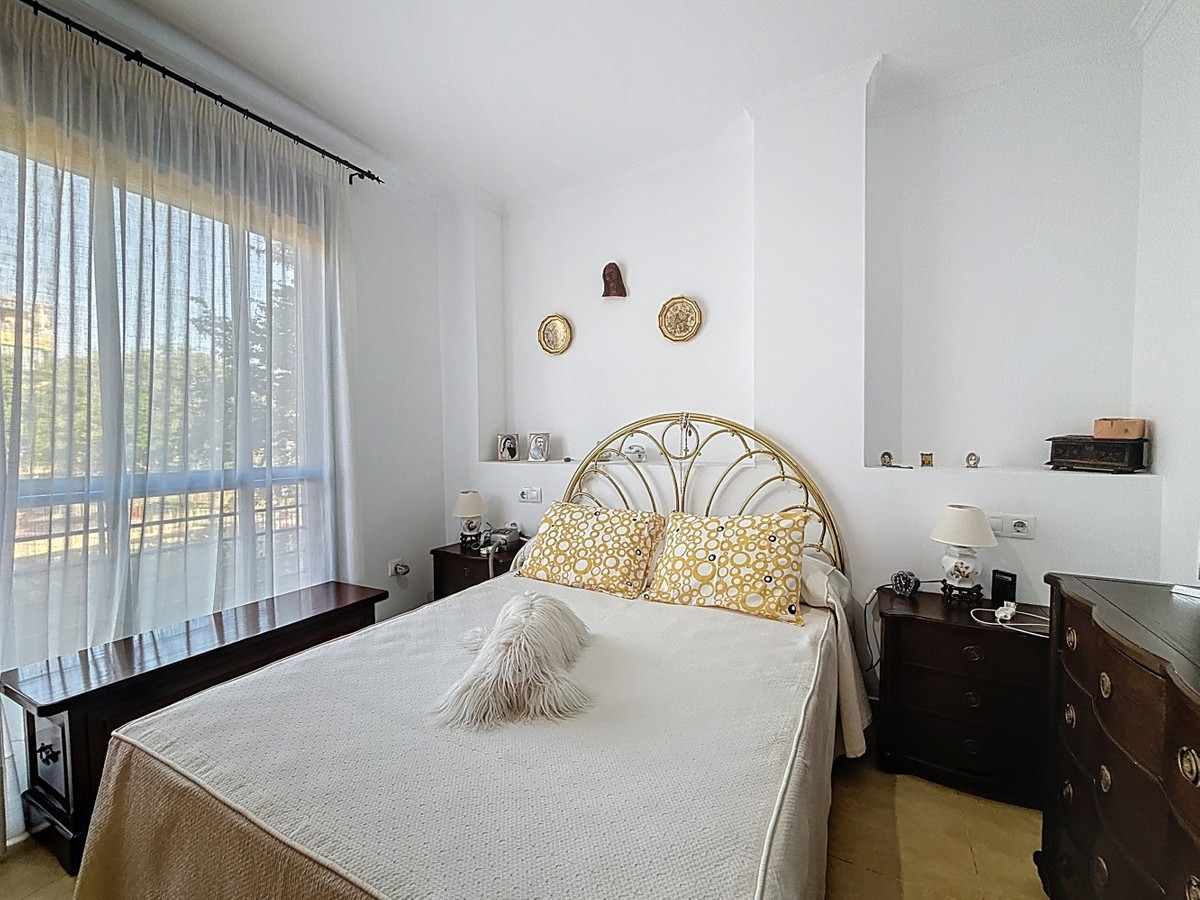 Se vende Apartamento Planta Media de 2 dormitorios en Costa Del Sol East, Málaga, España