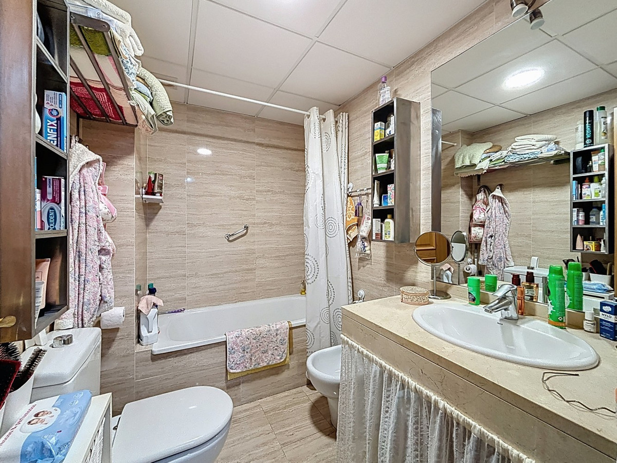 Se vende Apartamento Planta Media de 2 dormitorios en Costa Del Sol East, Málaga, España