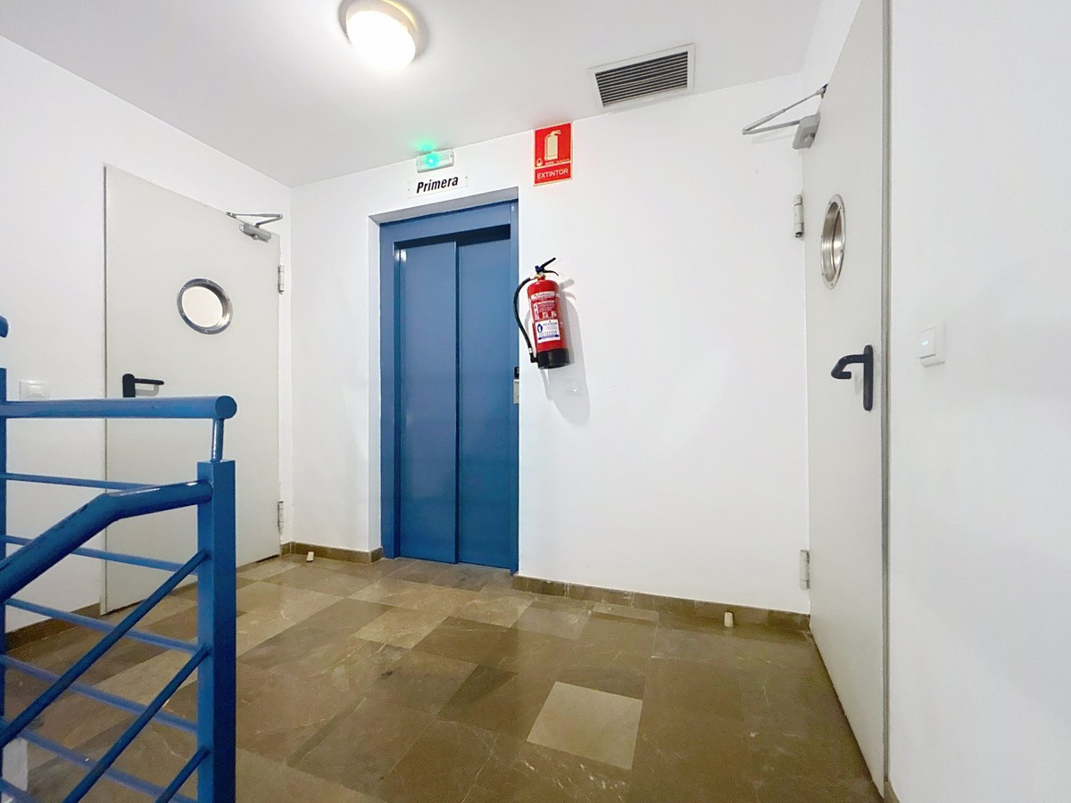 Se vende Apartamento Planta Media de 2 dormitorios en Costa Del Sol East, Málaga, España