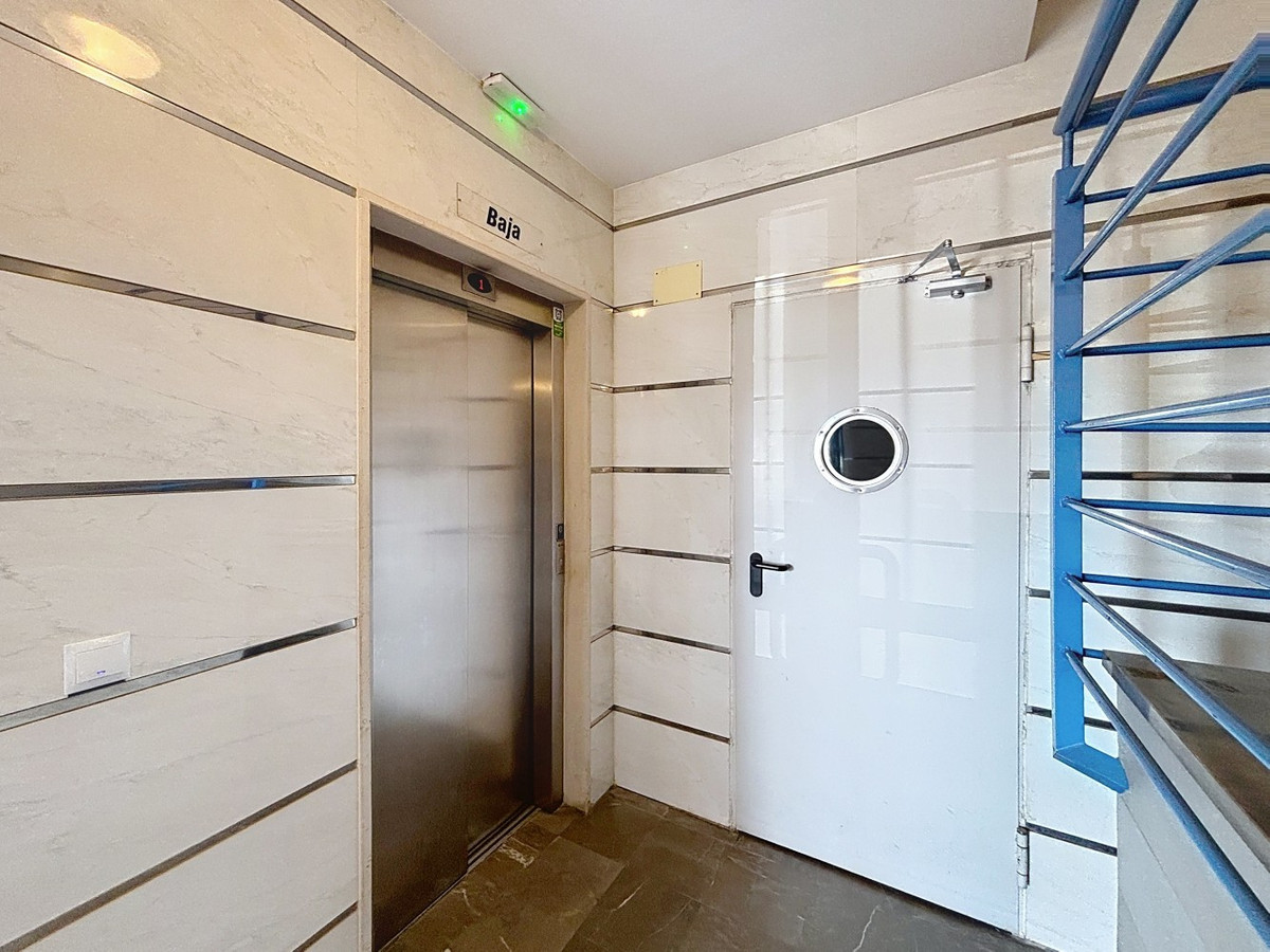 Se vende Apartamento Planta Media de 2 dormitorios en Costa Del Sol East, Málaga, España