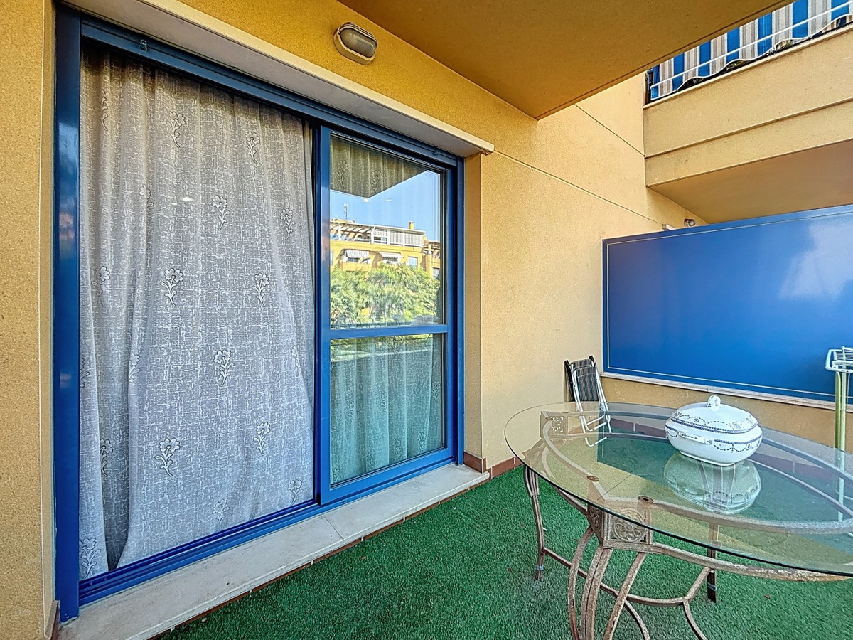 Se vende Apartamento Planta Media de 2 dormitorios en Costa Del Sol East, Málaga, España