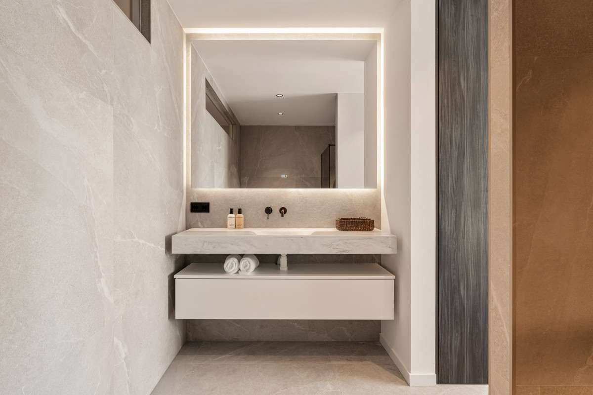 3 Bed Apartment for sale in Benahavís Costa Del Sol, Málaga, Spain