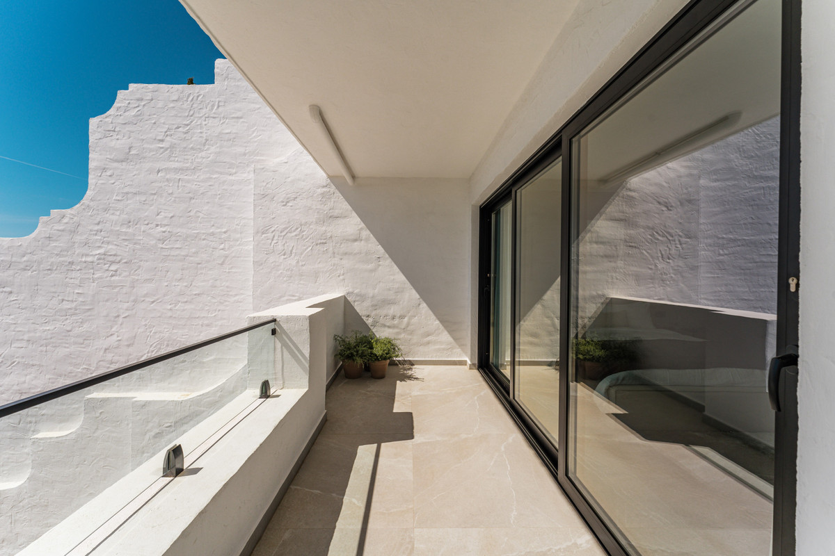 3 Bed Apartment for sale in Benahavís Costa Del Sol, Málaga, Spain