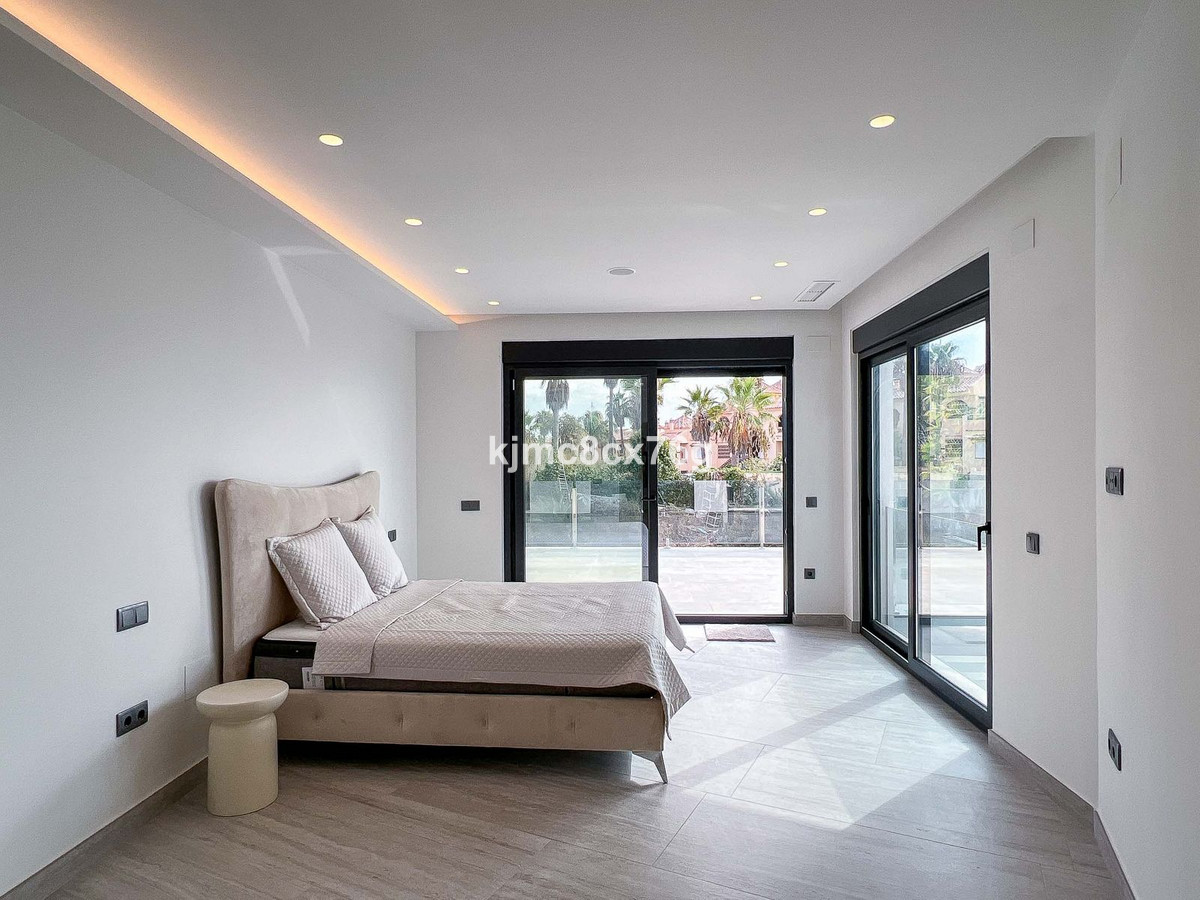 Se vende Villa - Chalet de 5 dormitorios en Costa Del Sol, Málaga, España
