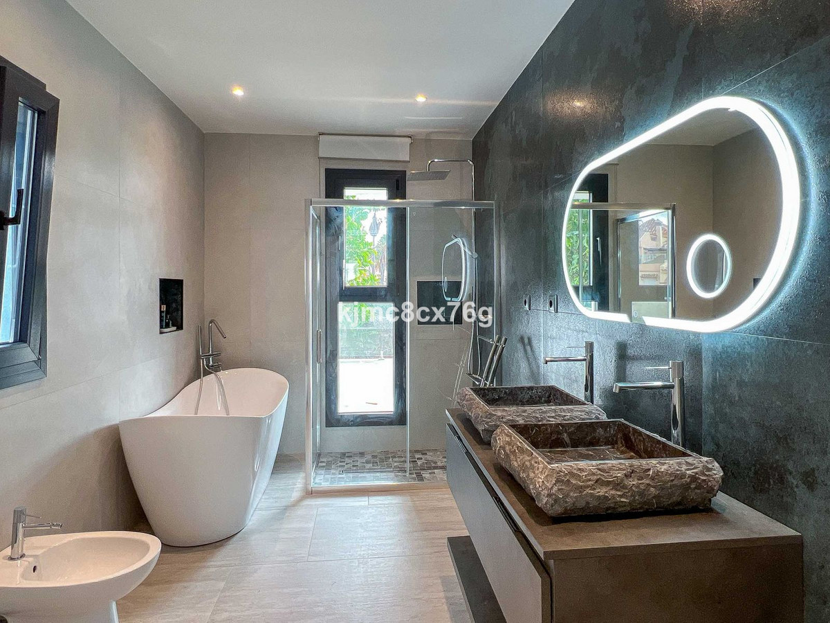 Se vende Villa - Chalet de 5 dormitorios en Costa Del Sol, Málaga, España
