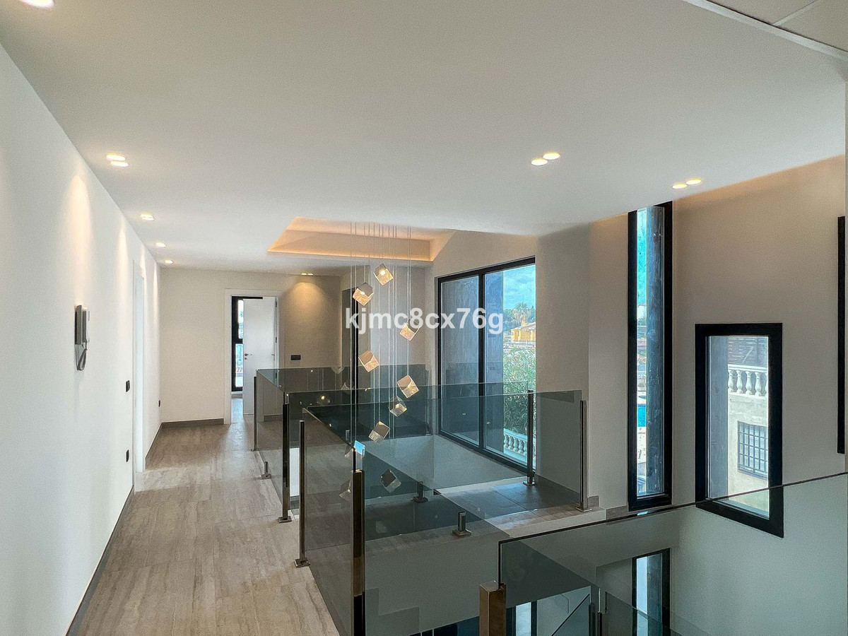 Se vende Villa - Chalet de 5 dormitorios en Costa Del Sol, Málaga, España