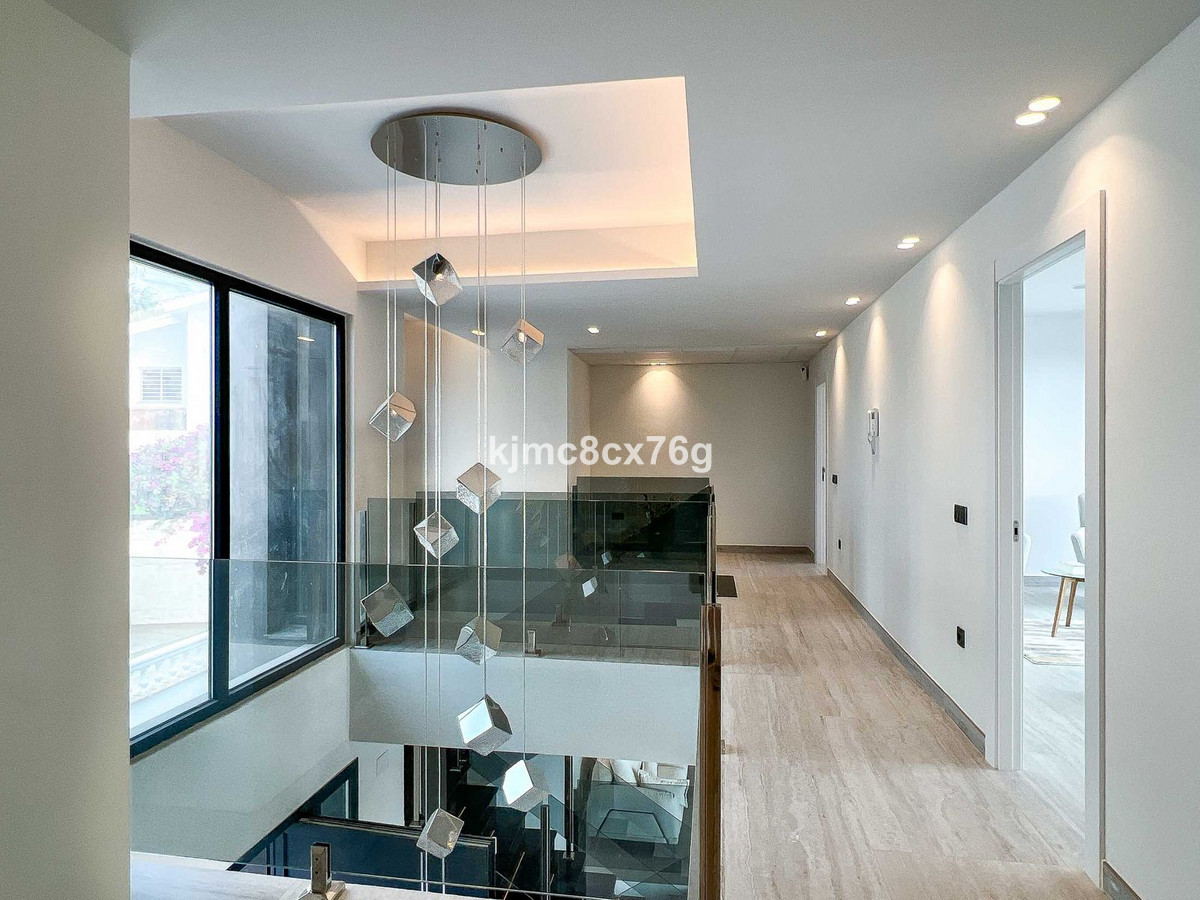 Se vende Villa - Chalet de 5 dormitorios en Costa Del Sol, Málaga, España