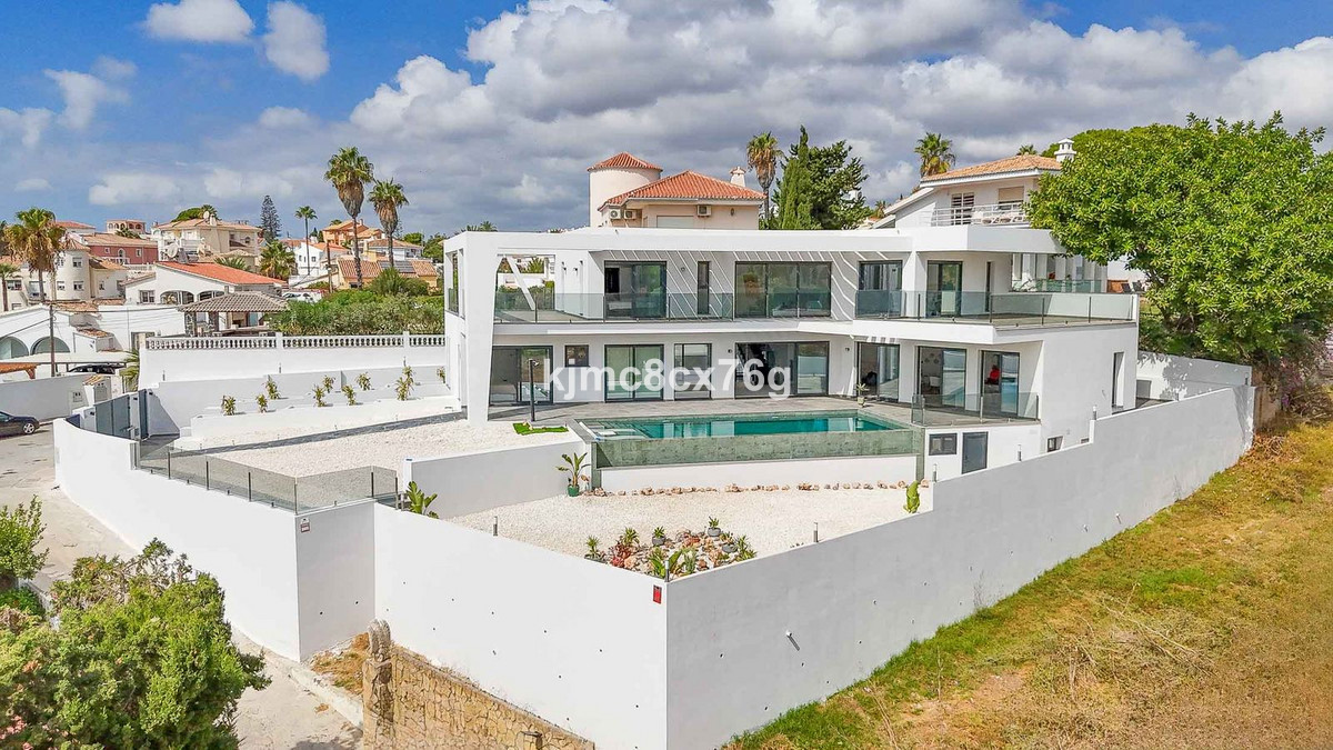 Se vende Villa - Chalet de 5 dormitorios en Costa Del Sol, Málaga, España