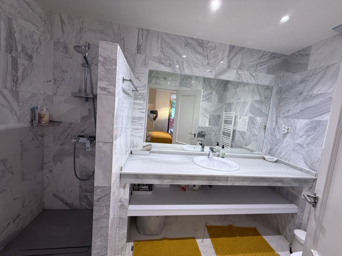 Se vende Apartamento Planta Media de 2 dormitorios en Costa Del Sol, Málaga, España
