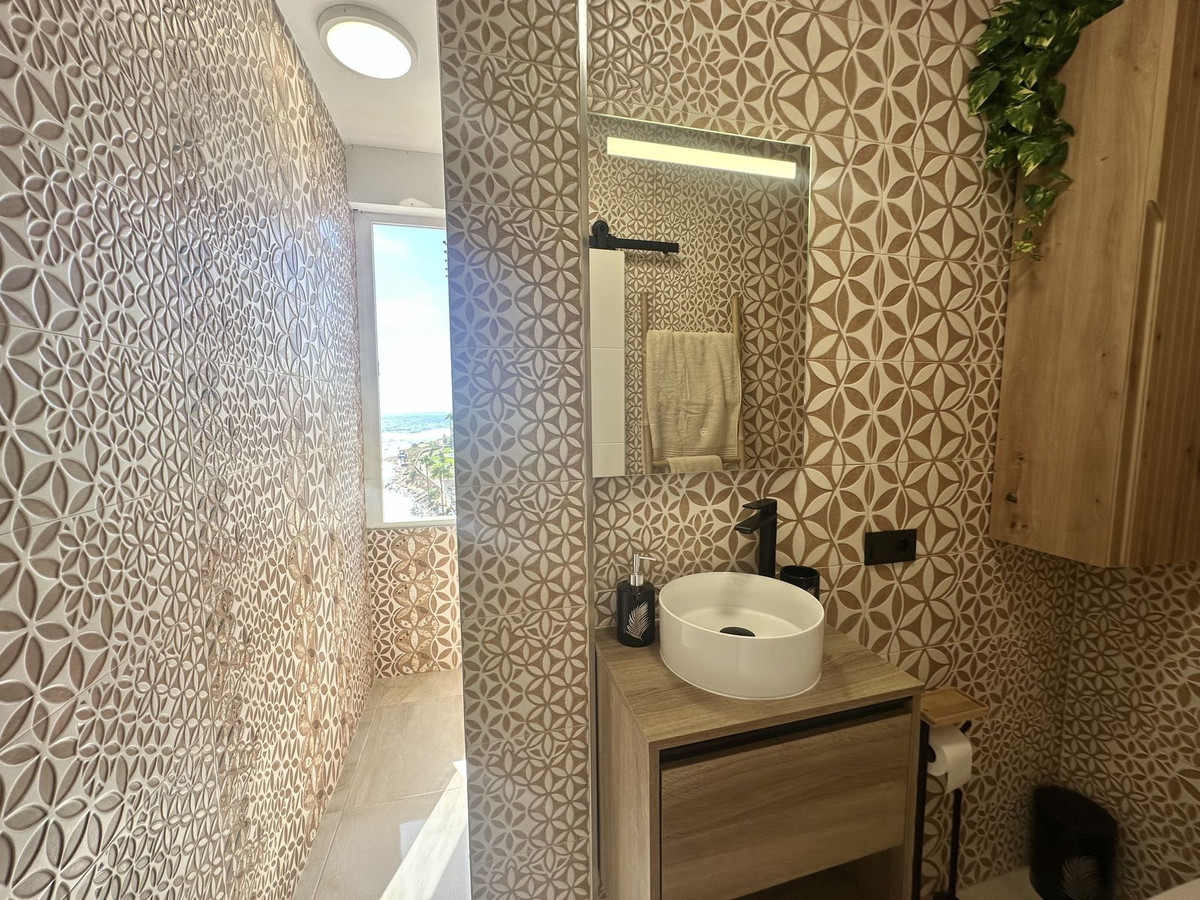 Se vende Apartamento Planta Media de 2 dormitorios en Costa Del Sol, Málaga, España