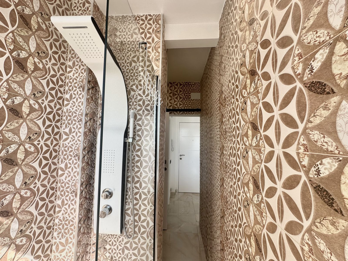 Se vende Apartamento Planta Media de 2 dormitorios en Costa Del Sol, Málaga, España