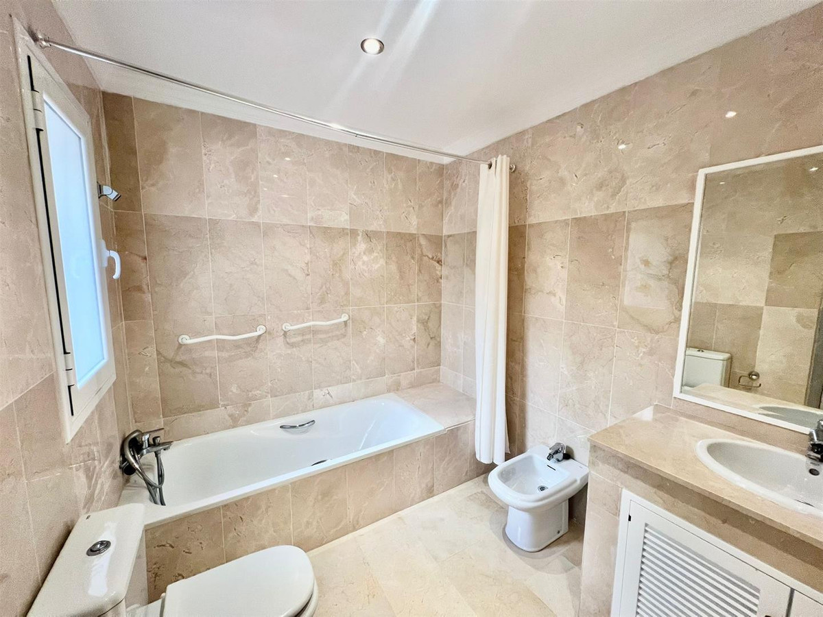 Se vende Apartamento Planta Media de 2 dormitorios en Costa Del Sol, Málaga, España