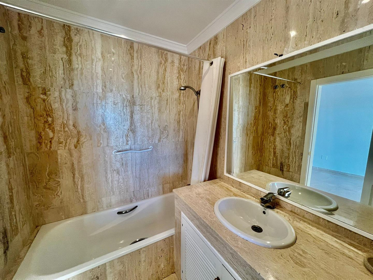 Se vende Apartamento Planta Media de 2 dormitorios en Costa Del Sol, Málaga, España
