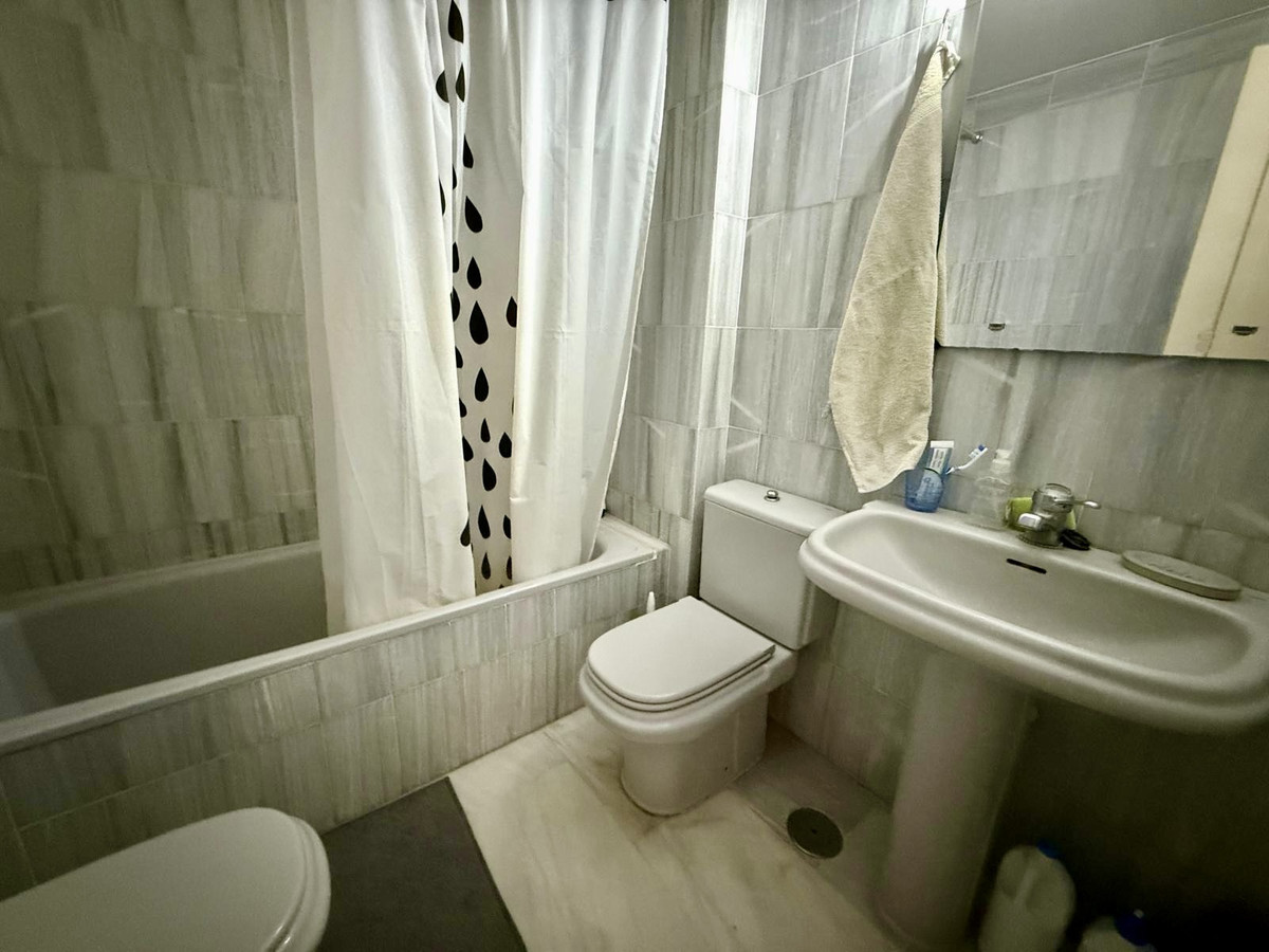 Se vende Apartamento Planta Media de 3 dormitorios en Costa Del Sol, Málaga, España