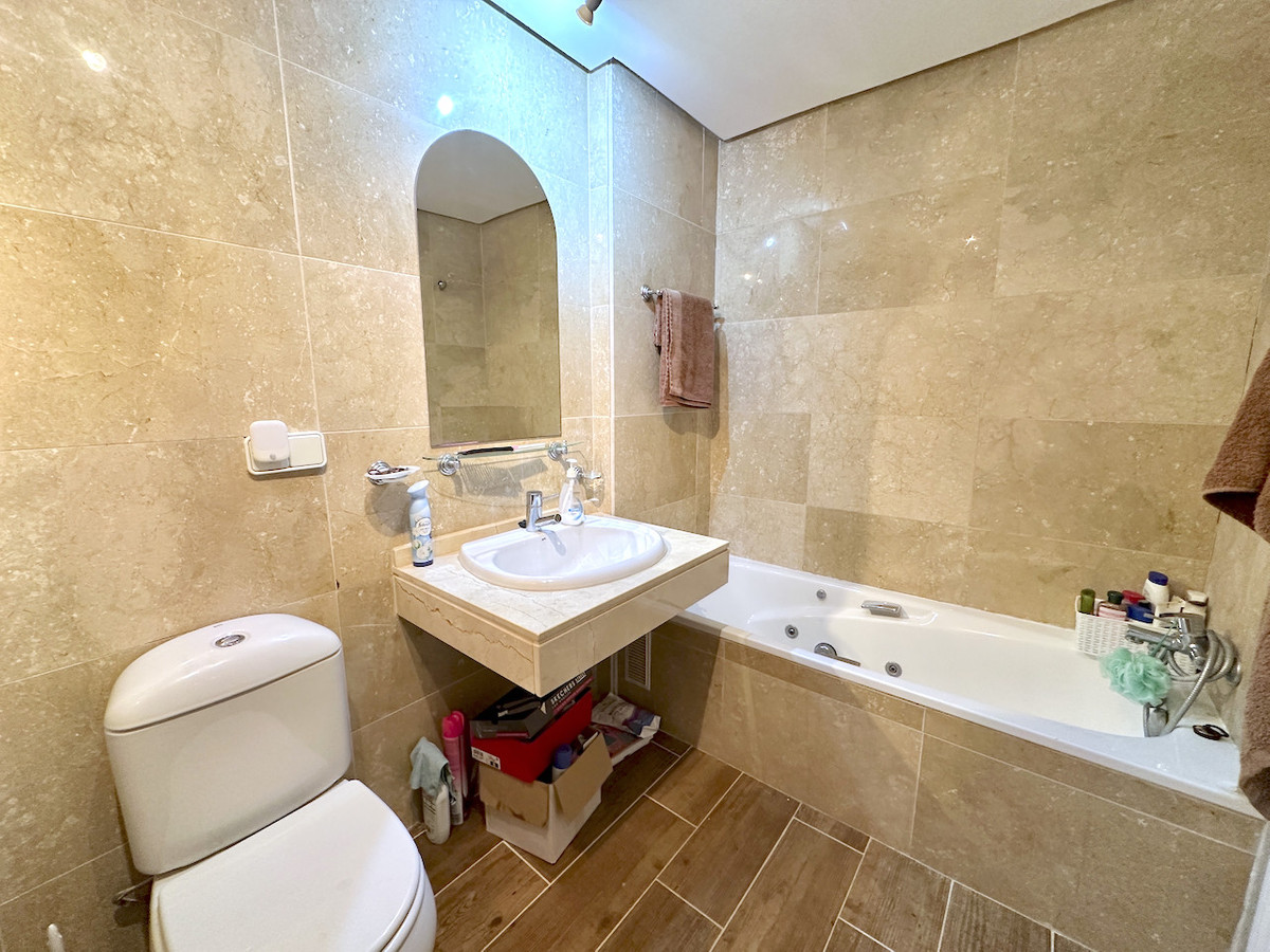 2 Bed Apartment for sale in La Duquesa Costa Del Sol, Málaga, Spain