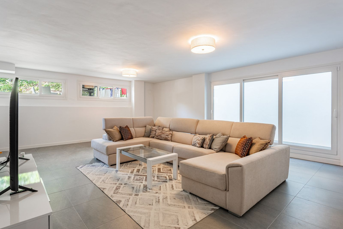 3 Bed Apartment for sale in Benahavís Costa Del Sol, Málaga, Spain