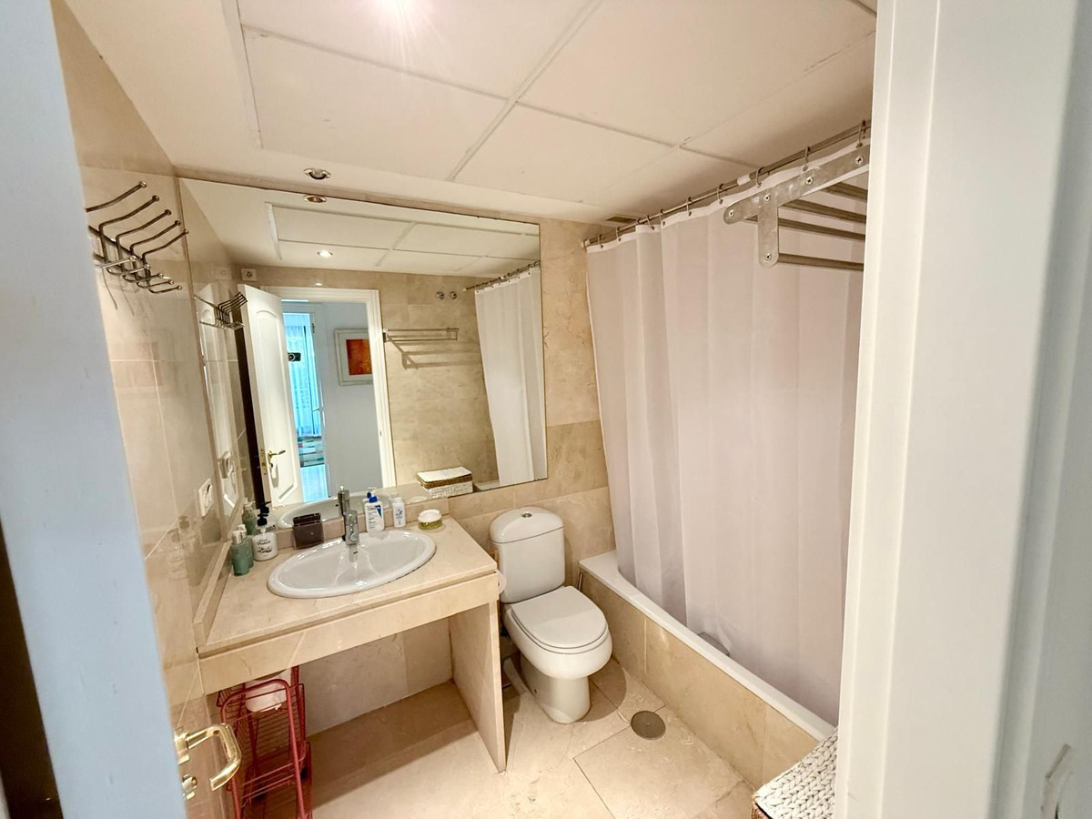 Se vende Apartamento Planta Baja de 3 dormitorios en Costa Del Sol, Cadiz, España