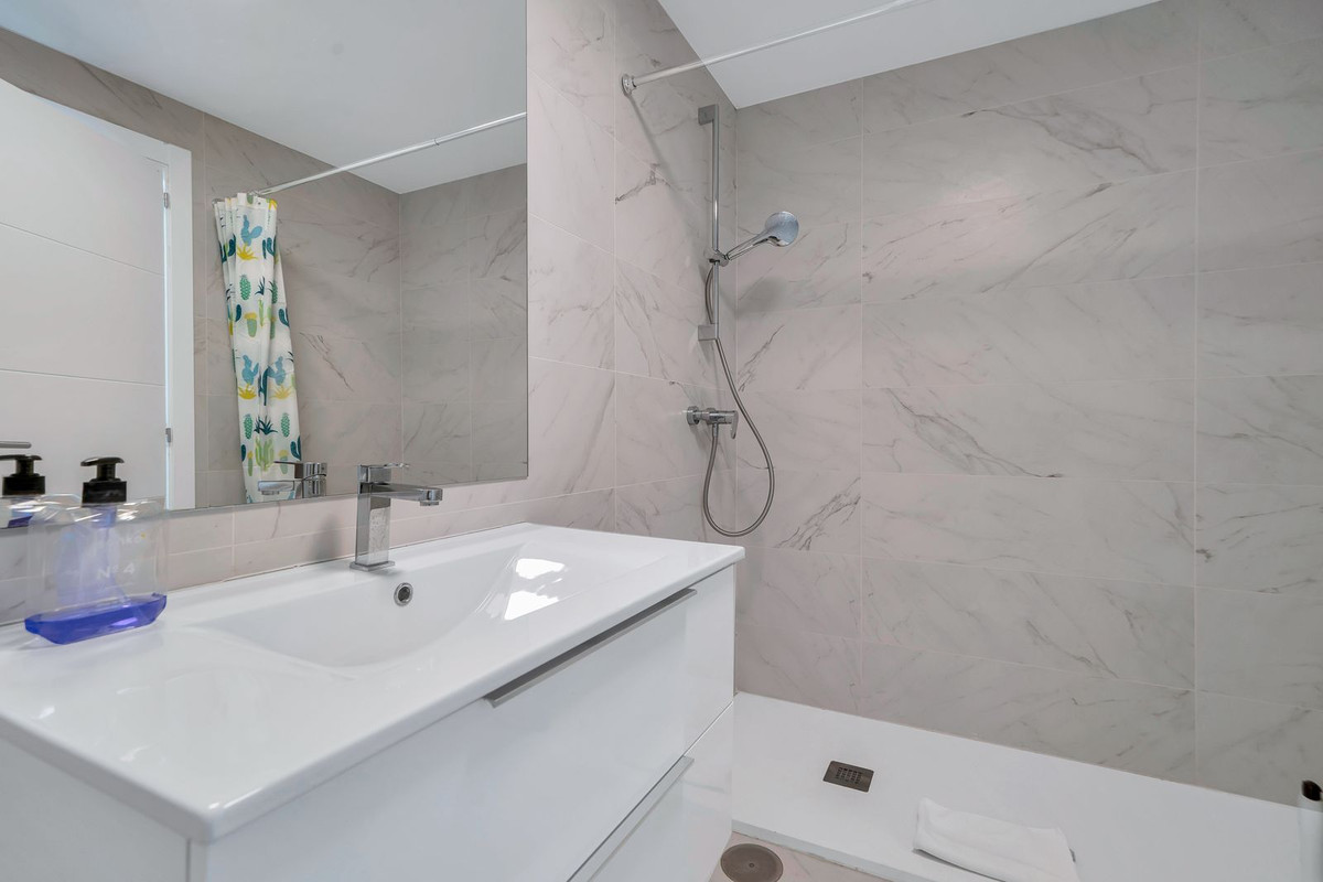 Se vende Apartamento Planta Media de 2 dormitorios en Costa Del Sol, Málaga, España