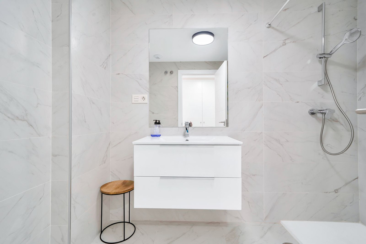 Se vende Apartamento Planta Media de 2 dormitorios en Costa Del Sol, Málaga, España
