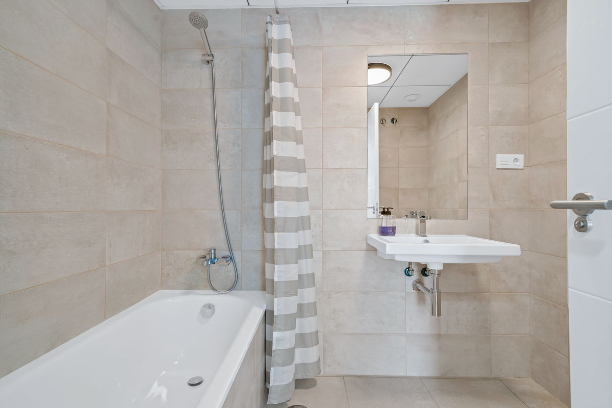 Se vende Apartamento Planta Media de 2 dormitorios en Costa Del Sol, Málaga, España