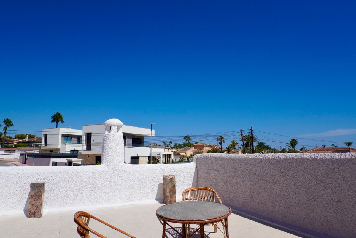 Se vende Villa - Chalet de 5 dormitorios en Costa Blanca, Alicante, España