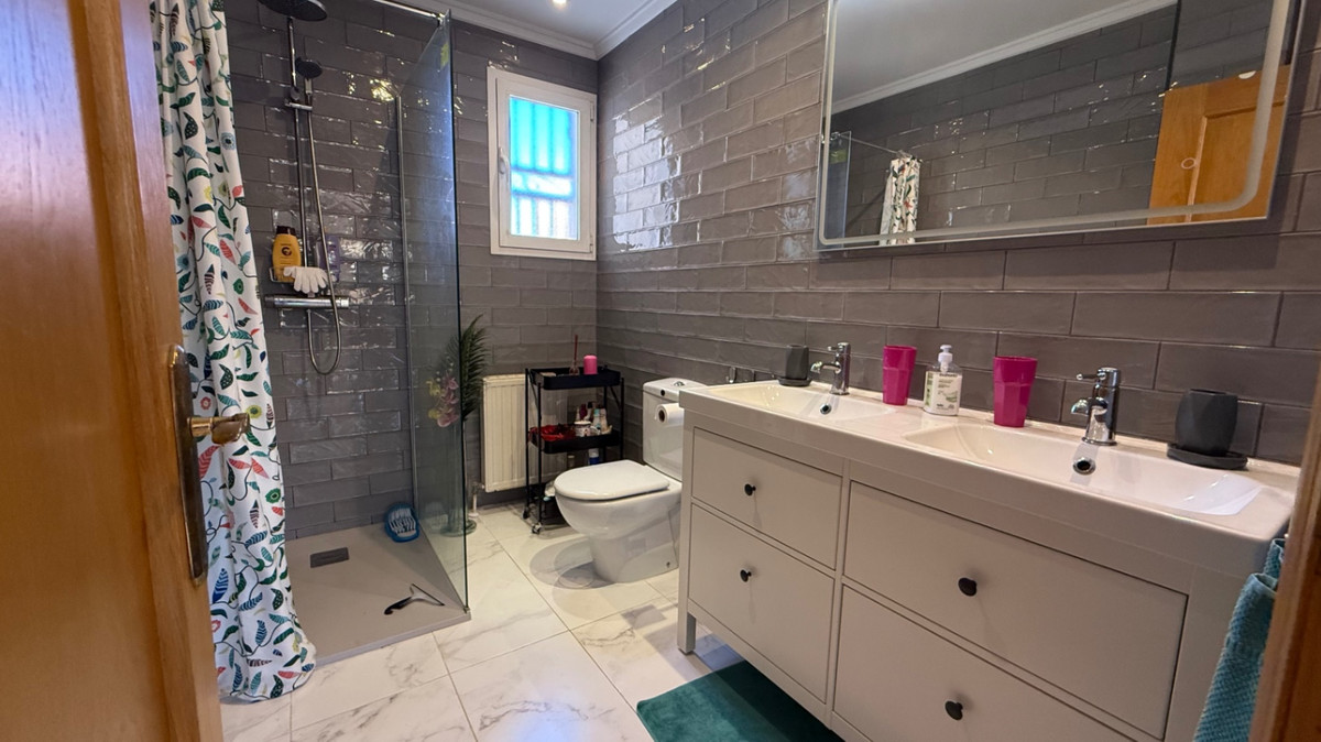 Se vende Villa - Chalet de 4 dormitorios en Costa Blanca, Alicante, España