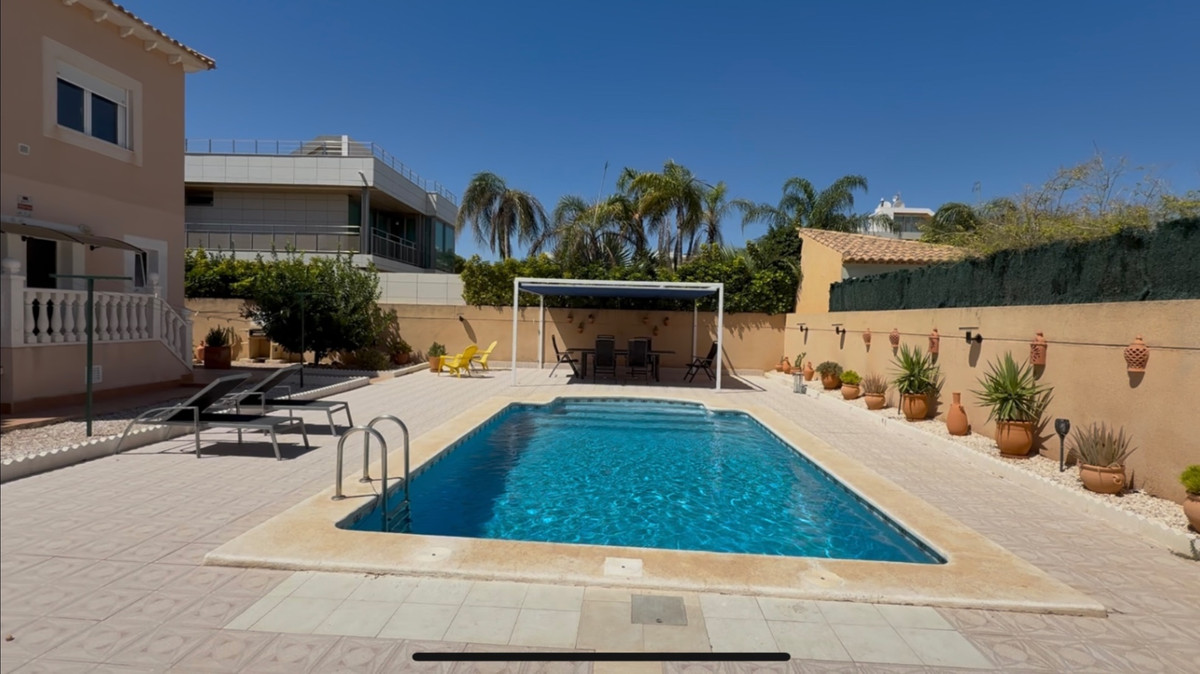 Se vende Villa - Chalet de 4 dormitorios en Costa Blanca, Alicante, España