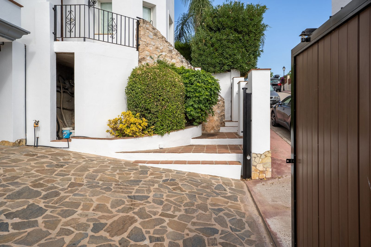 4 Bed Townhouse for sale in Coín Costa Del Sol, Málaga, Spain