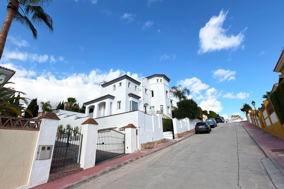 4 Bed Townhouse for sale in Coín Costa Del Sol, Málaga, Spain